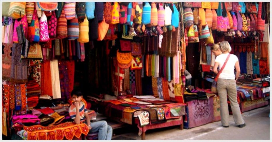 10 Essential Tips for First-Time Travelers to India 3 Traveler shopping for colorful handicrafts and textiles in a local Indian market