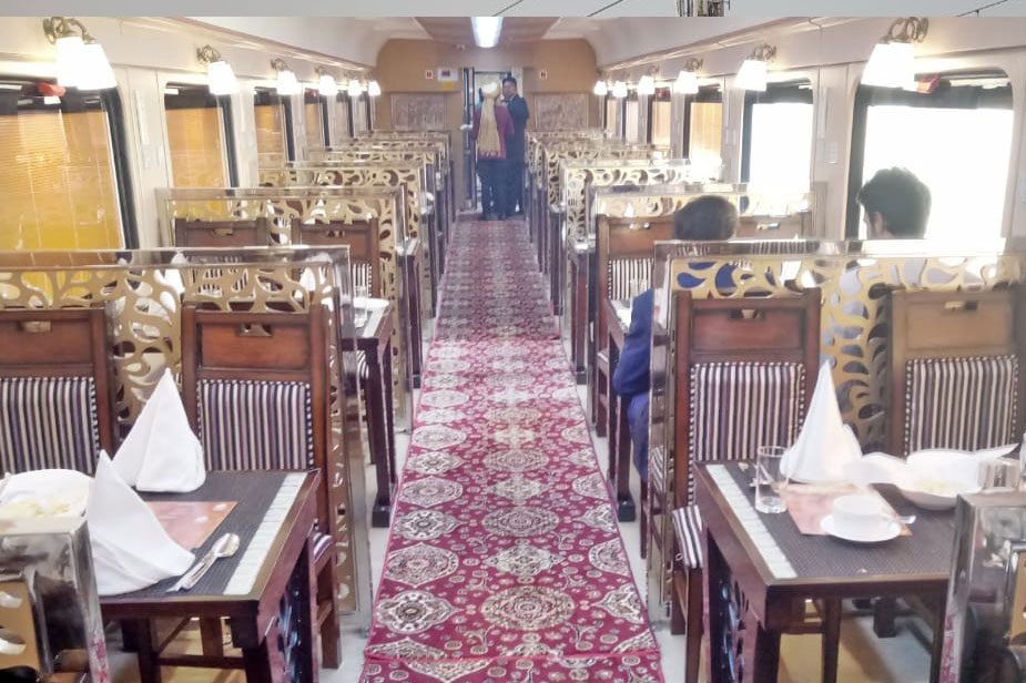 Budda Train Tour - Dining Coaches 
